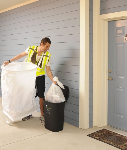 Valet Luxerecogiendo basura puerta a puerta en edificio residencial con servicio de Valet Trash