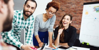 Equipo administrativo de Valet Luxe en reunión de planeación